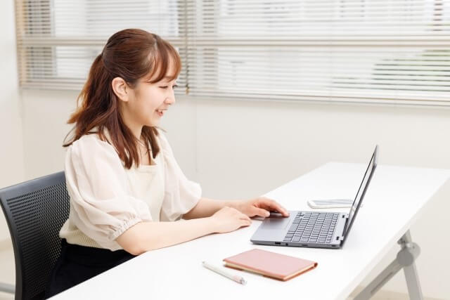 仕事を楽しんでいる女性